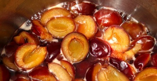 Компот из свежих яблок и слив