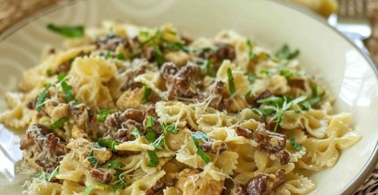 Паста с лисичками и курицей