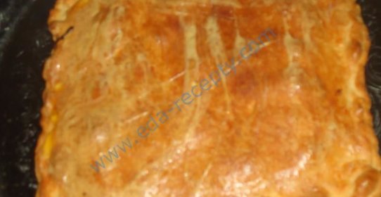 Пирог из слоеного теста с грибами