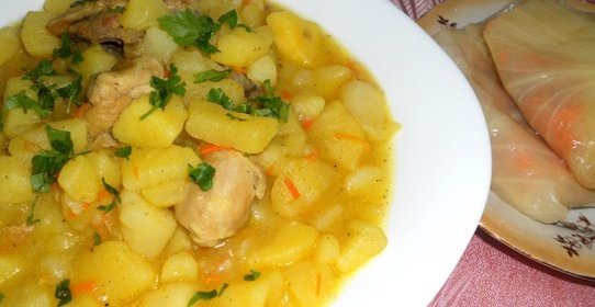 Картофель в соусе с курицей и куркумой