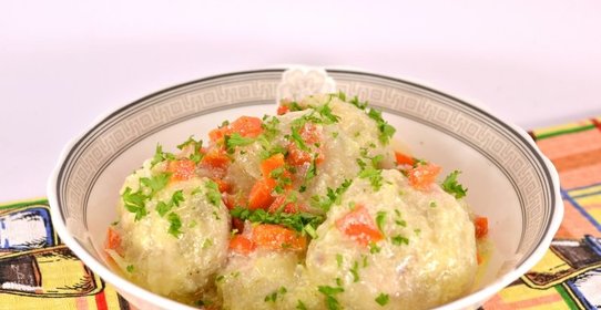 Тефтели из свинины и курицы в панировке из манки в сметанном соусе