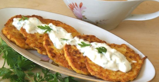 Оладьи из кабачка и моркови с чесночным соусом