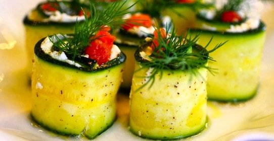 Рулетики из цукини с копченой семгой