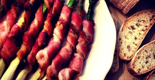 Спаржа, запеченная в беконе