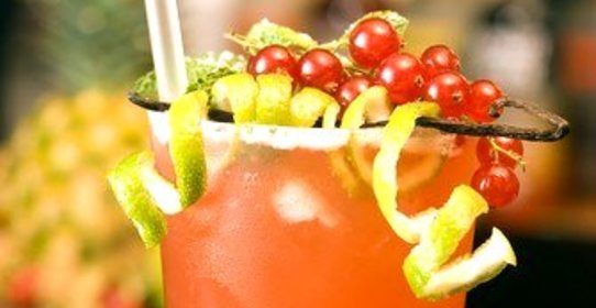 Новогодний коктейль с красной смородиной