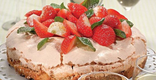 Клубнично-меренговый торт