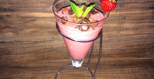 Клубничный коктейль с мороженым
