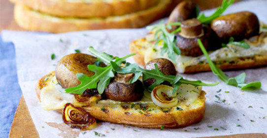 Брускетта с грибами, луком и соусом песто