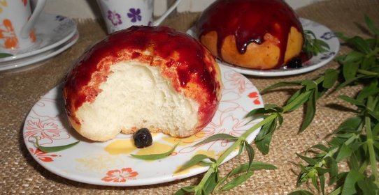 Булочки с черничной глазурью