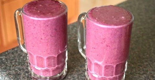 Витаминный напиток из персика и черники