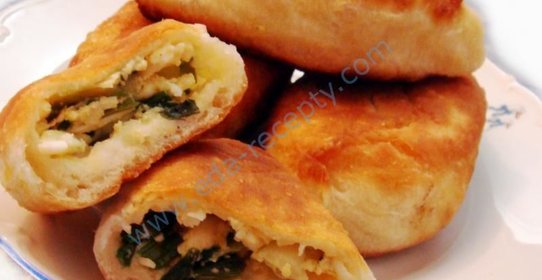 Пирожки из дрожжевого теста на воде с луком и яйцом