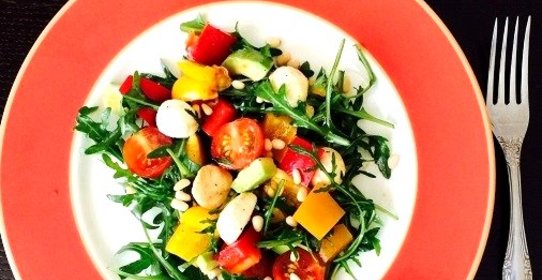 Салат с соусом Наршараб