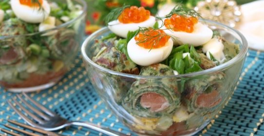 Салат с блинчиками с сёмгой и овощами