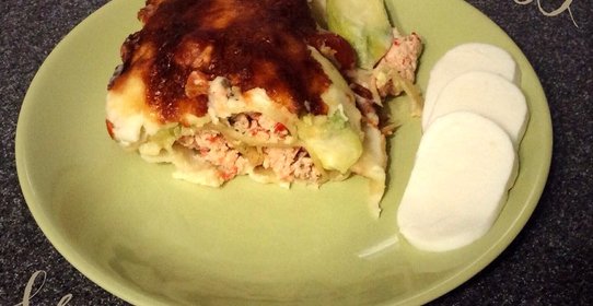 Каннеллони с начинкой из курицы и перца, с кабачком и помидорами