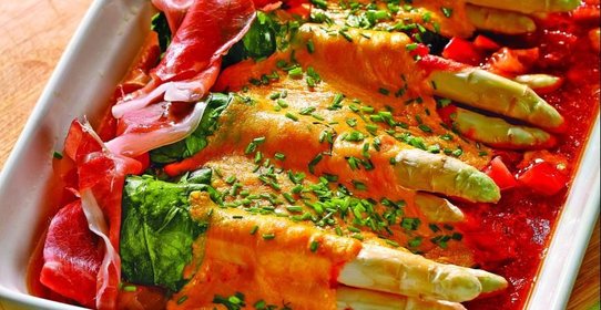 Спаржа в оболочке из шпината и сыра