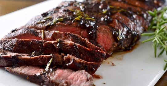 Говяжий стейк в маринаде из инжира со сливочным сыром