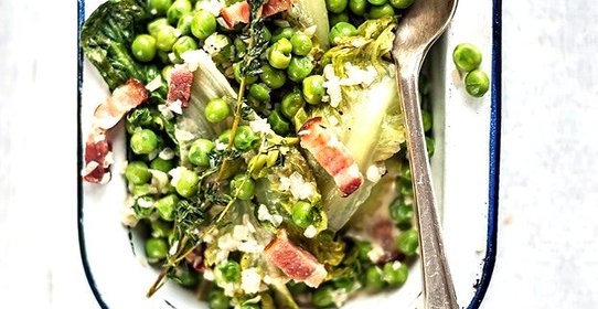 Тушеный салат романо с копченым беконом и зеленым горошком