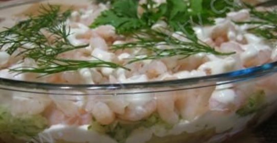 Морковный салат с креветками и огурцами