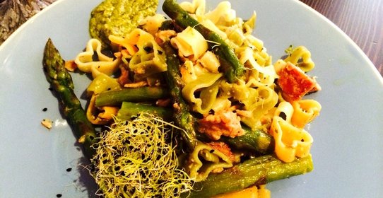 Цветная паста со спаржей и песто