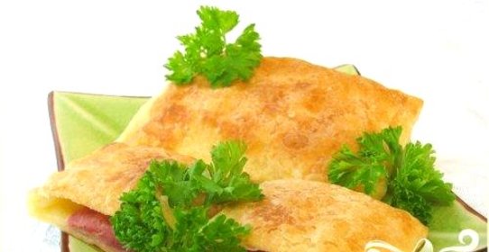 Слоеные пирожки с ветчиной и сыром
