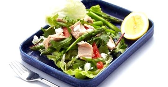Салат из тунца и спаржи с фетой