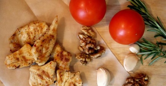 Пряные томаты и курица на сладком хлебе