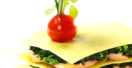 Лазанья из лосося, креветок и шпината