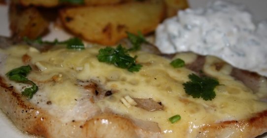 Свинина с чесноком под сыром