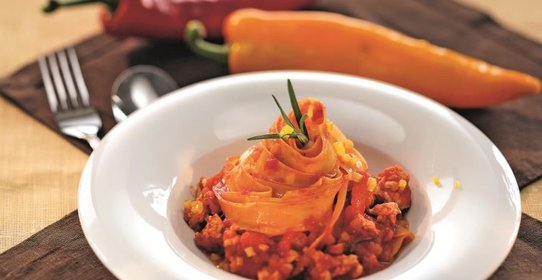 Паста со сладким перцем и курицей алла болоньезе