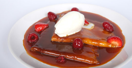 Блинчики в карамельно-цитрусовом соусе с клубникой