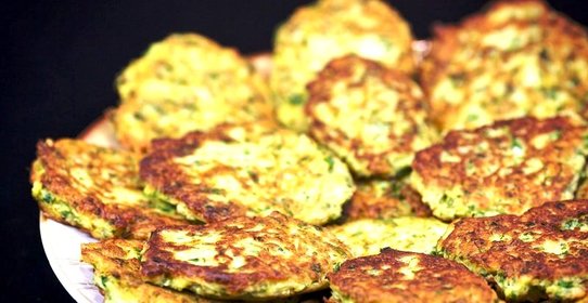 Кабачковые оладьи с козьим сыром