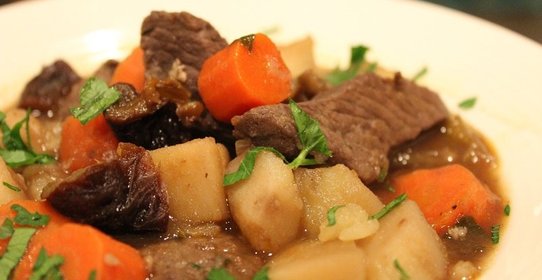 Гуляш с черносливом