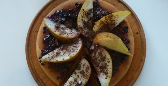 Имбирно-грушевая шарлотка с шоколадом