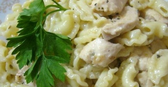 Паста c куриной грудкой под сливочным соусом
