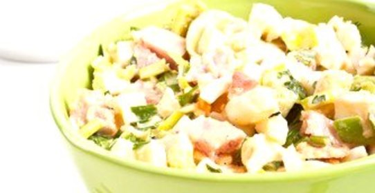 Салат ромен с беконом и яйцами