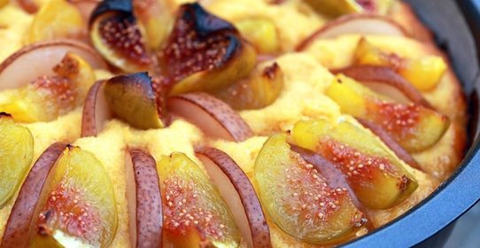 Пирог с инжиром и грушами на дрожжевом тесте с кукурузной мукой