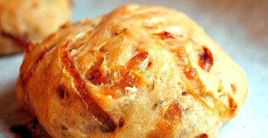 Хлеб с луком и розмарином