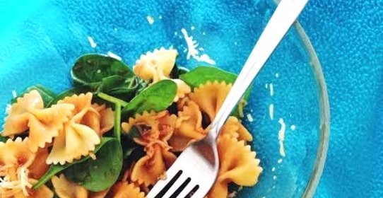Вегетарианская паста со шпинатом и пикантной заправкой