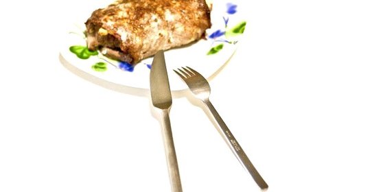 Рулет из говядины с начинкой из бекона и яйца