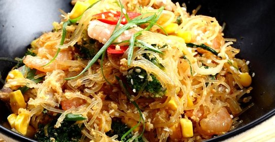 Свинина с креветками, яйцом и рисовой лапшой