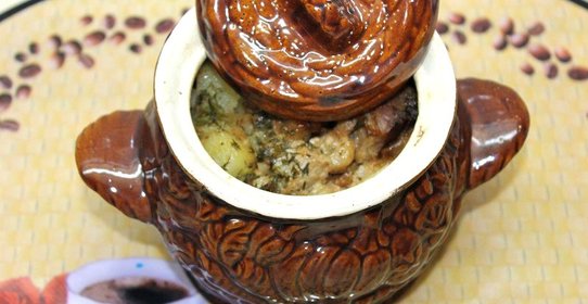 Картофель запеченная с мясом в горшочке