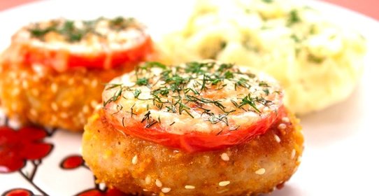 Котлеты из индейки, жаренные с помидорами и сыром