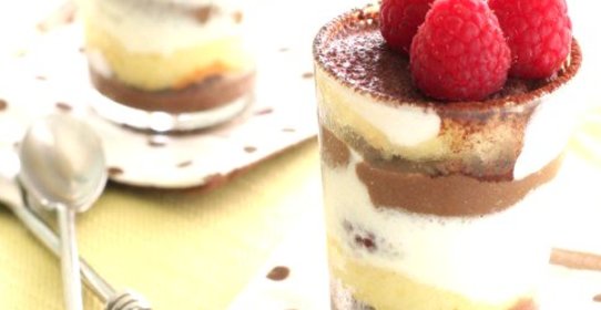 Молочно-шоколадное парфе с малиной и взбитыми сливками