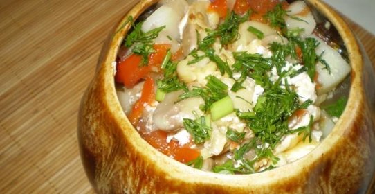 Курица с грибами и картошкой в горшочке