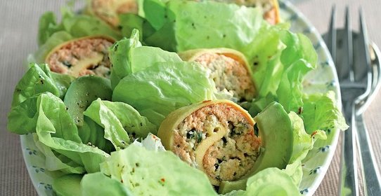 Зеленый салат с рулетиками из рыбы и яиц