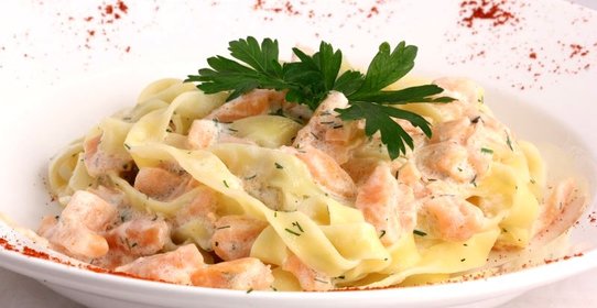 Фетучини с семгой в сливочном соусе