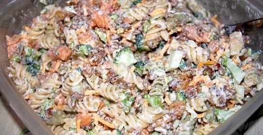 Азиатский Салат с макаронами, говядиной, брокколи и ростками фасоли