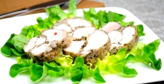 Мясной рулет с чесноком и пряностями на пару