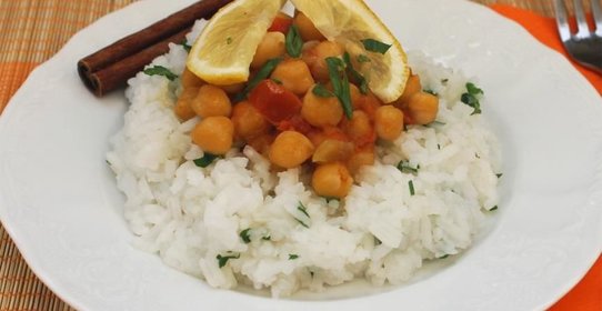 Карри из нута с кокосовым рисом
