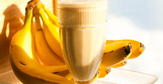 Банановый коктейль с кефиром и медом